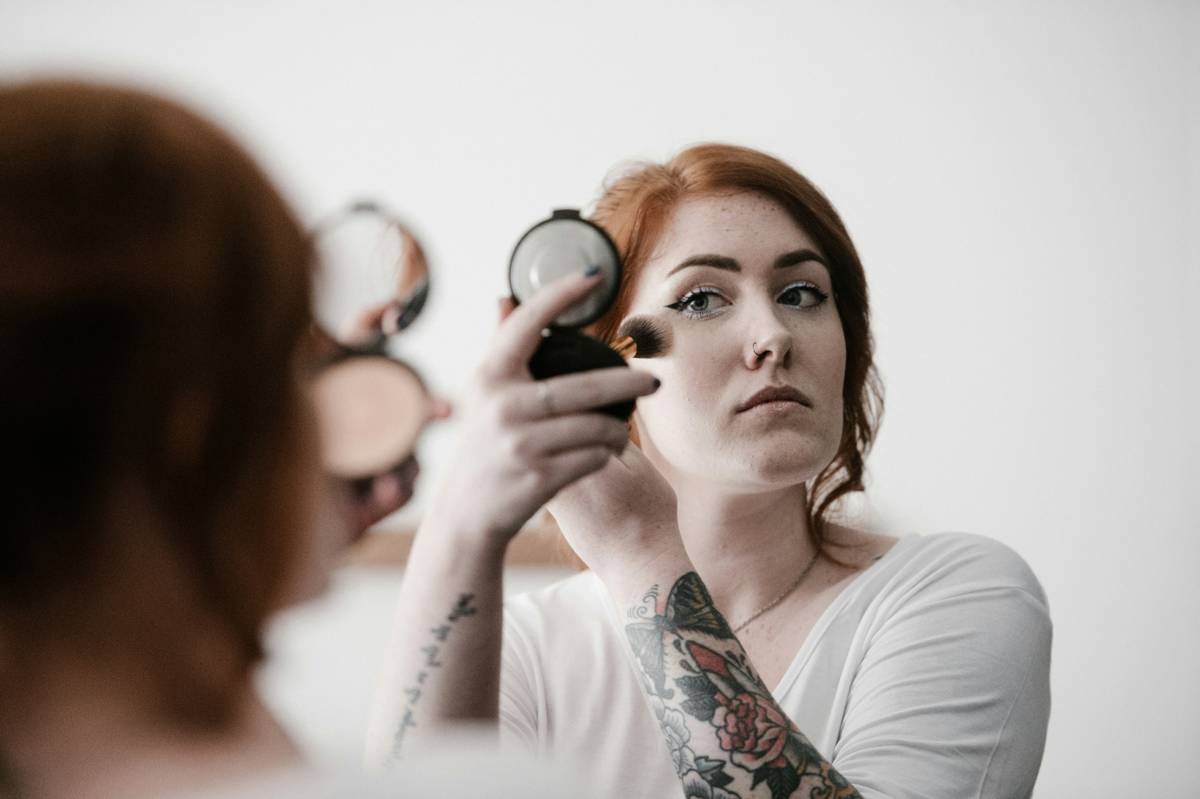 Bar chart comparing average makeup application time: 12 minutes without stencils vs. 4.8 minutes with stencils, based on Beauty Independent 2023 data