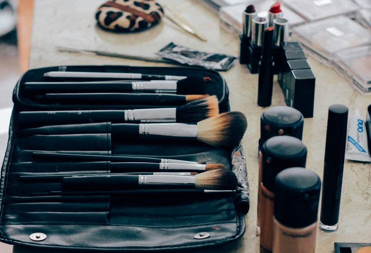 Infographic showing side-by-side comparison: freehand makeup vs. stencil-assisted makeup, highlighting reduced application time, improved symmetry, and user confidence boost