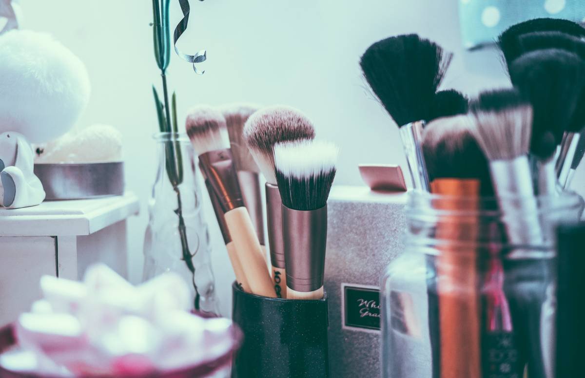 Makeup Brushes vs. Makeup Stencils: Which Should You Actually Trust in Your Routine?