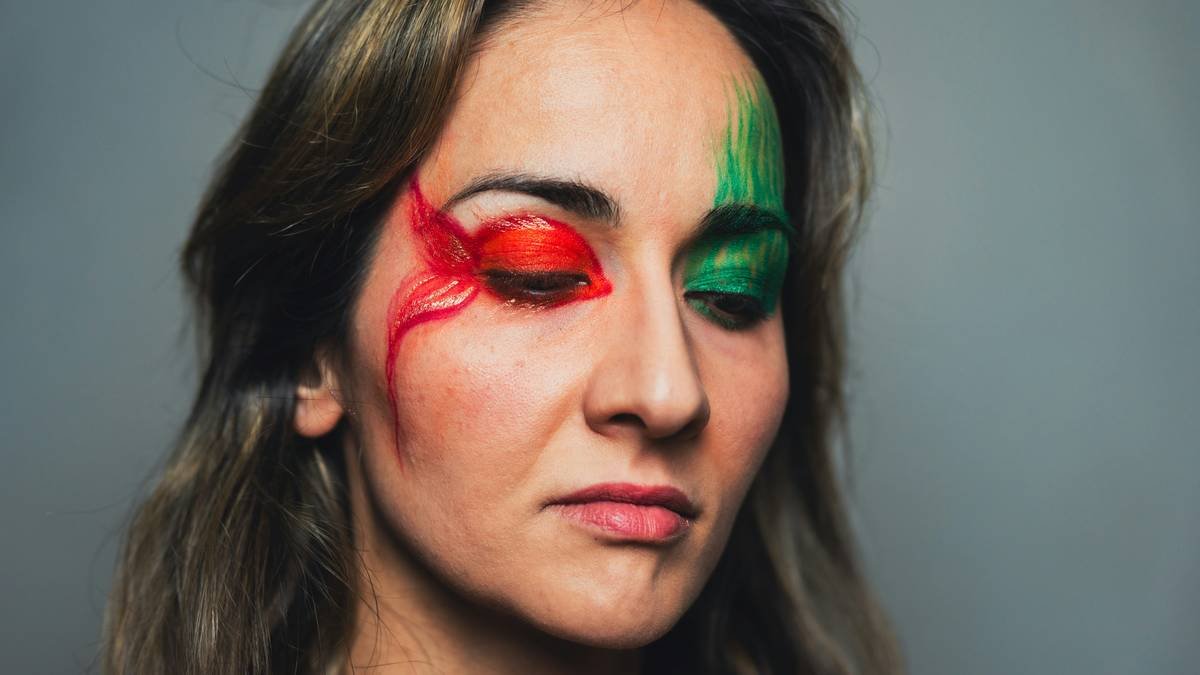 Creative makeup tutorials using geometric cheek contour stencils for flawless symmetry