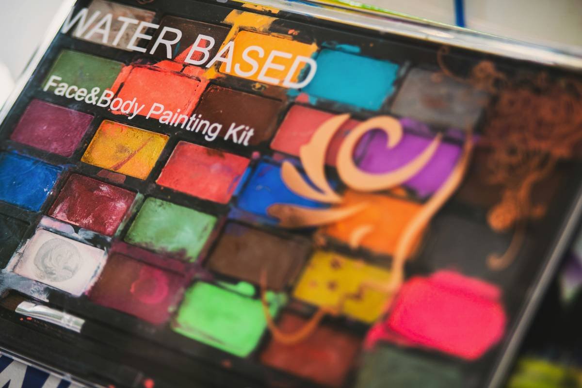 Comparison chart showing features of 5 top-rated makeup stencil sets: material, included shapes, skin compatibility, and price