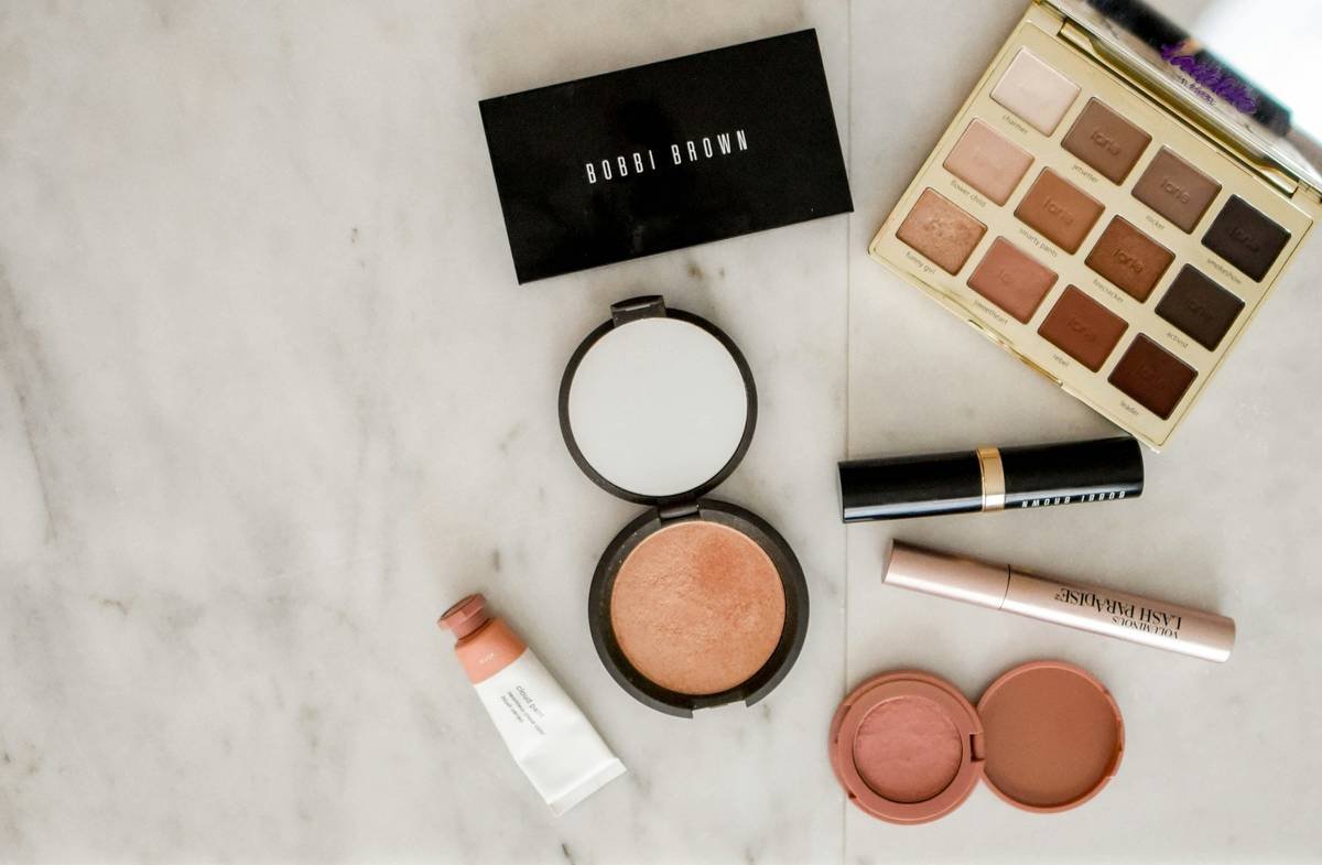 makeup stencils as part of beauty tool essentials for precise eyeliner application